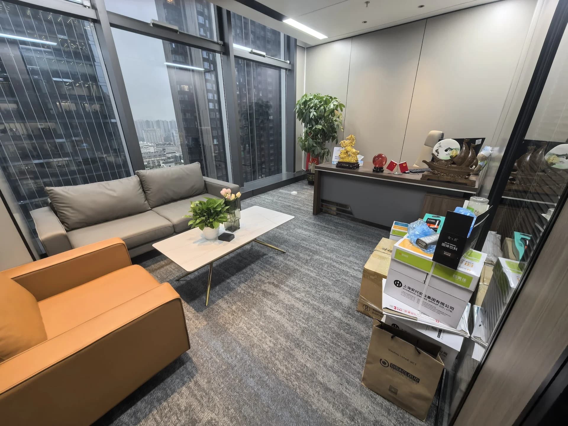 YUJINTONG office reception and client meeting area in Shenzhen